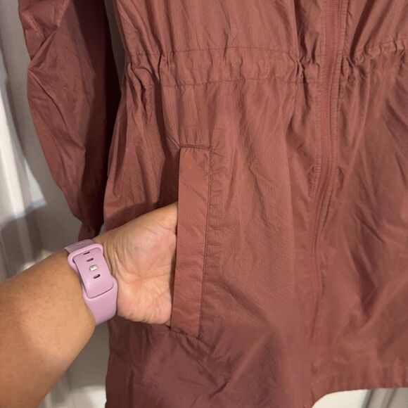 Old Navy Active Large Go-H20 Water-Repellent Hooded Rain Jacket in Cedarwood - Picture 8 of 10
